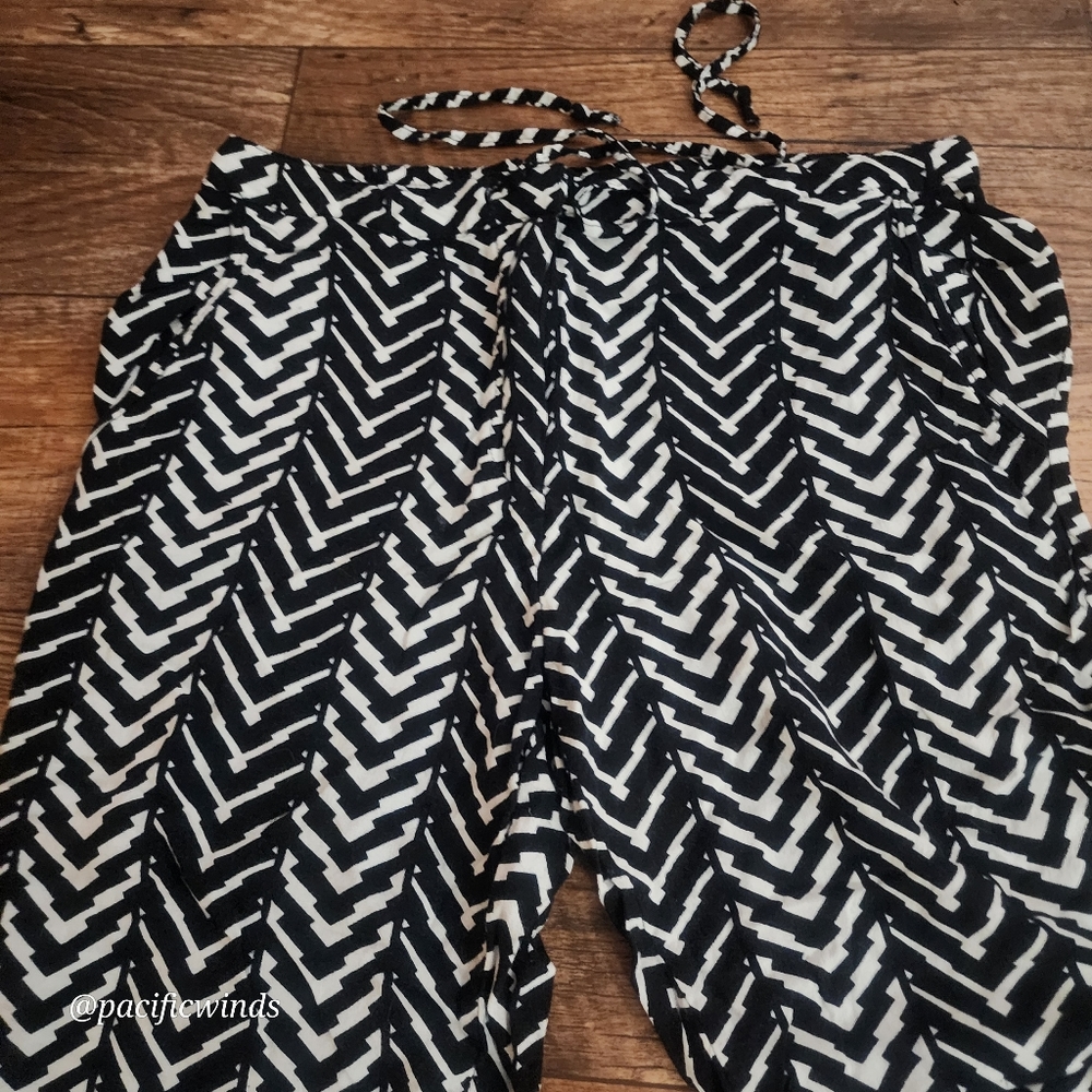 DRAWSTRING ZIGZAG PATTERN CROPPED PANTS SIZE MEDIUM    c